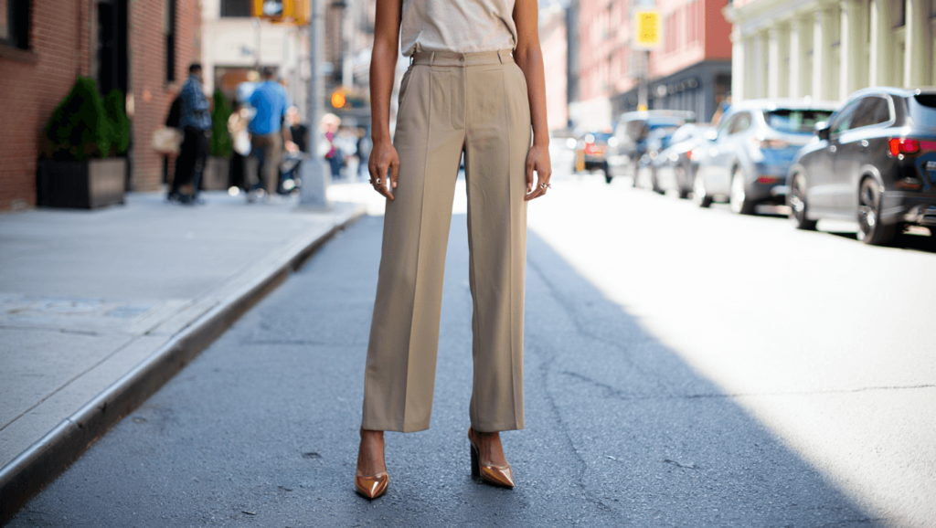 Look com calça alfaiataria bege